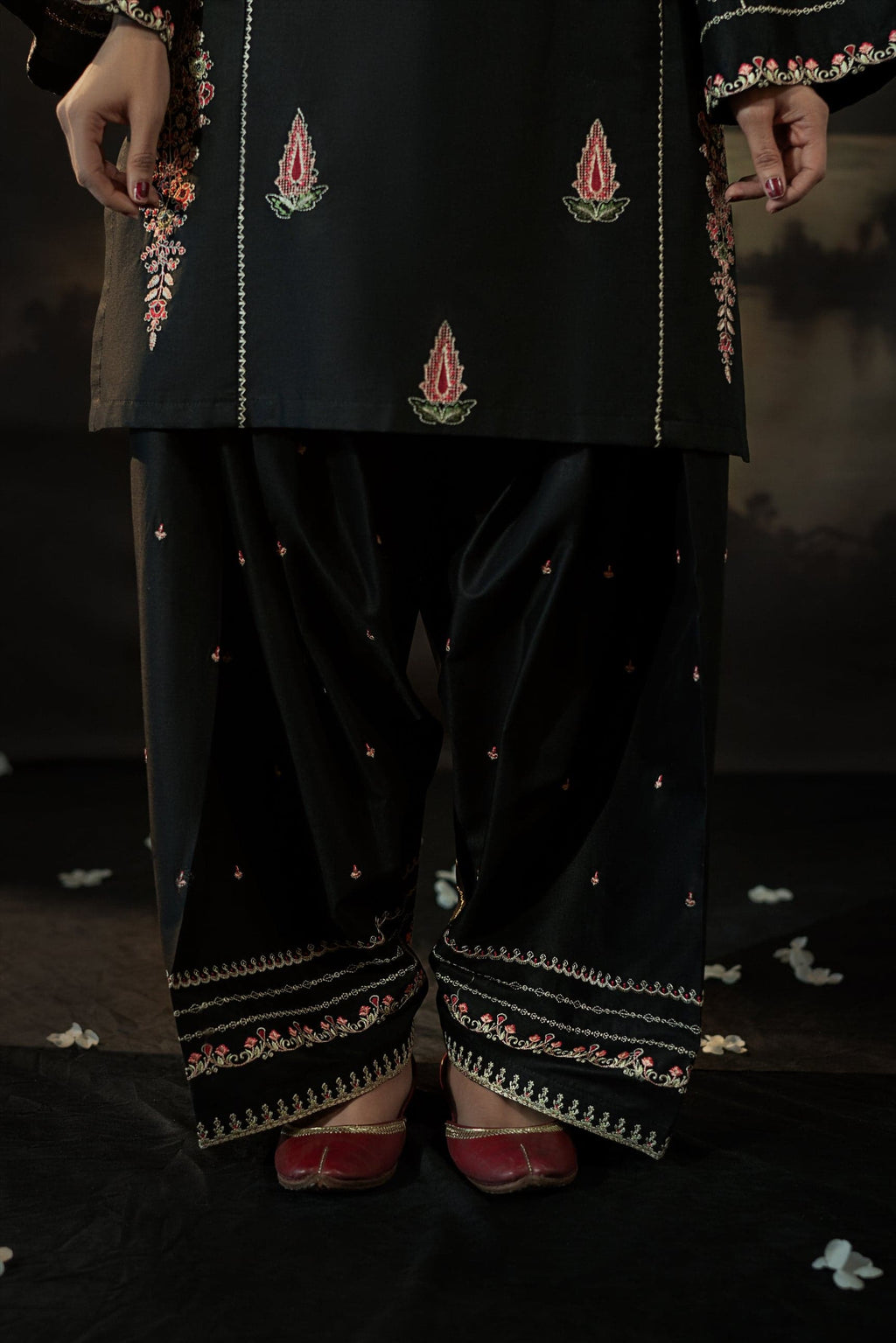BLACK IRIS LONG LENGHT ( Embroided 2 PCs)